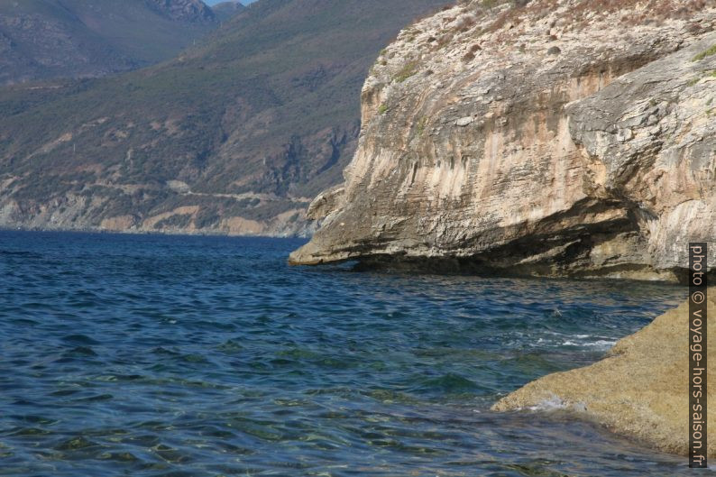 La mer creuse sous les rochers. Photo © André M. Winter