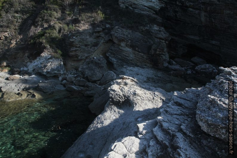 Calanque entre Punta di Saeta et Punta Vecchiaia. Photo © Alex Medwedeff