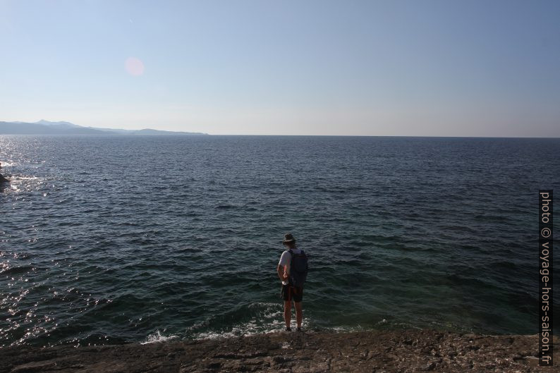 André au bord de l'eau. Photo © Alex Medwedeff