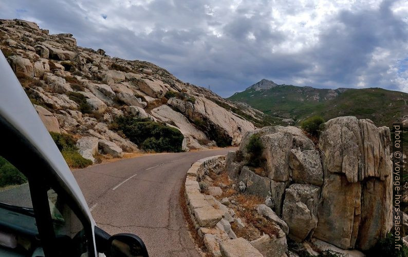 Route dans le paysage de granite. Photo © André M. Winter