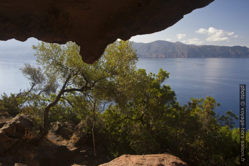 Vue de la grotte-taffoni sous le Monte Senino. Photo © Alex Medwedeff