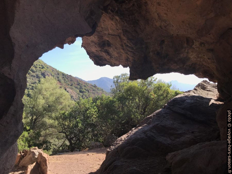 Vue de la grotte-taffoni sous le Monte Senino vers la terre. Photo © Alex Medwedeff