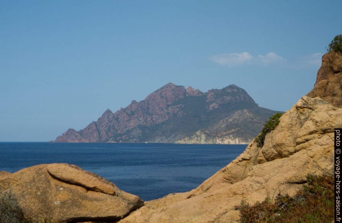 Le Monte Senino au nord du Golfe de Porto. Photo © Alex Medwedeff