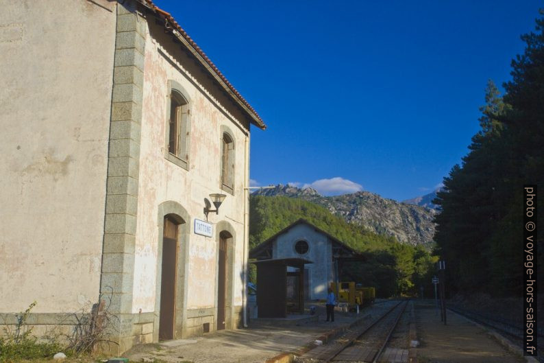 La petite gare de Tattone. Photo © Alex Medwedeff