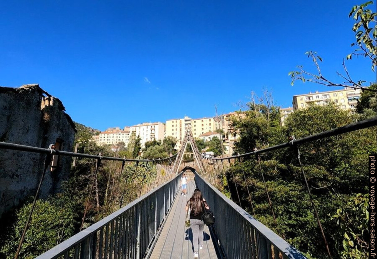 Passerelle piétonnière sous la vieille ville de Corte. Photo © André M. Winter