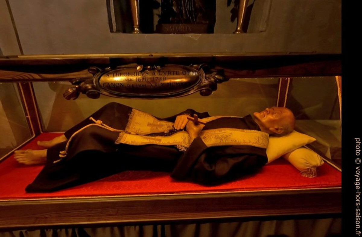 Gisant de Saint Théophile dans l'église de l'Annonciation. Photo © André M. Winter