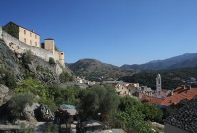 Citadelle de Corte et la ville plus bas. Photo © Alex Medwedeff