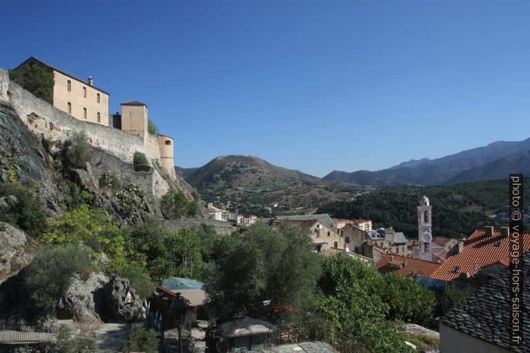 Citadelle de Corte et la ville plus bas. Photo © Alex Medwedeff
