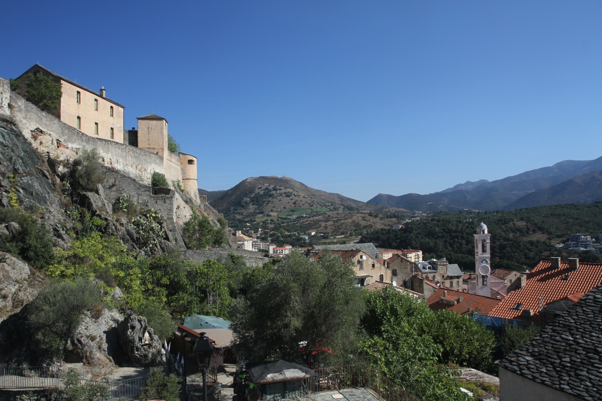 Citadelle de Corte et la ville plus bas. Photo © Alex Medwedeff