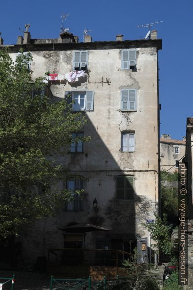 Vieilles maisons à Corte. Photo © Alex Medwedeff