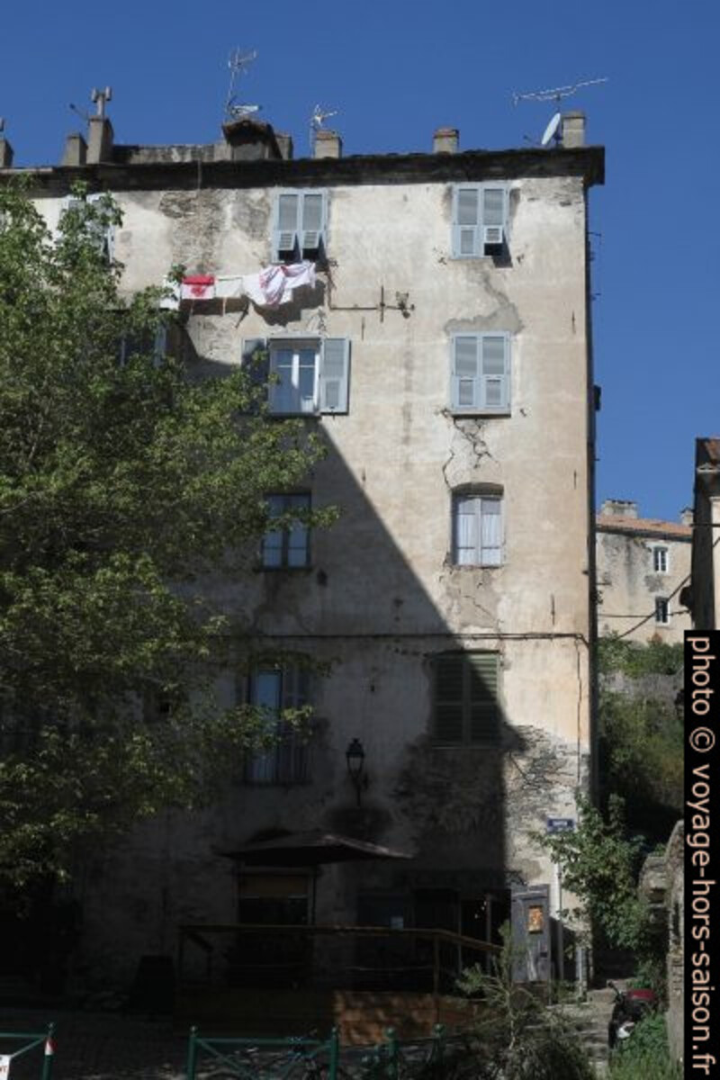 Vieilles maisons à Corte. Photo © Alex Medwedeff