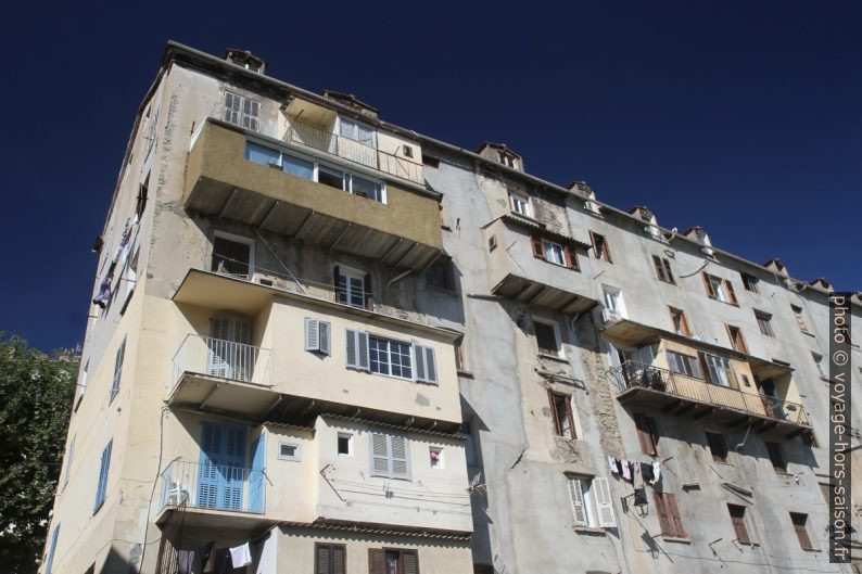 Vieilles maisons à Corte. Photo © Alex Medwedeff