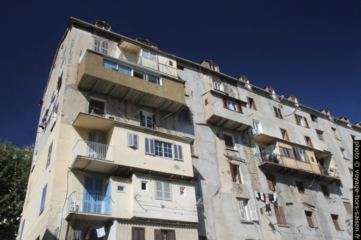 Vieilles maisons à Corte. Photo © Alex Medwedeff
