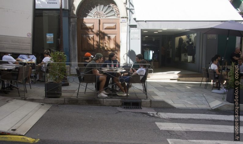 Ecoliers déjeunant dans la rue. Photo © André M. Winter