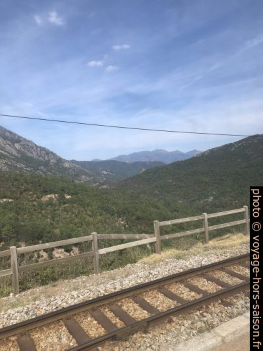 La basse vallée du Vecchio vu de la gare de Vivaro. Photo © Alex Medwedeff