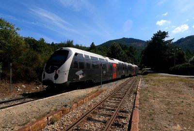 Le train corse en partance de la gare de Tattone. Photo © André M. Winter