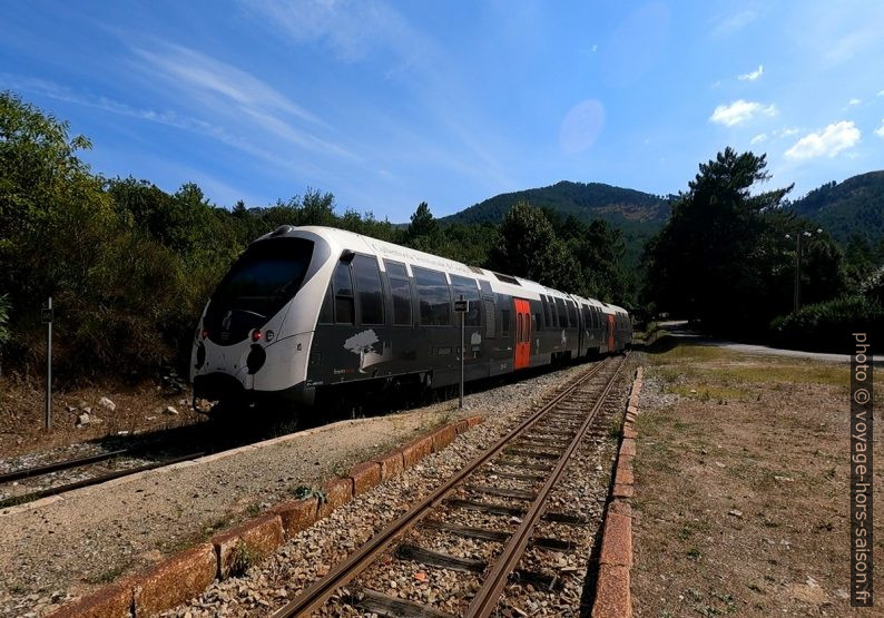 Le train corse en partance de la gare de Tattone. Photo © André M. Winter