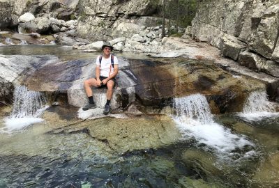 André entre des petites cascades du Manganello. Photo © Alex Medwedeff