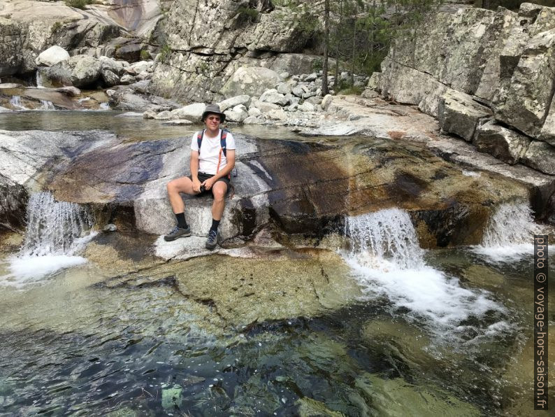 André entre des petites cascades du Manganello. Photo © Alex Medwedeff