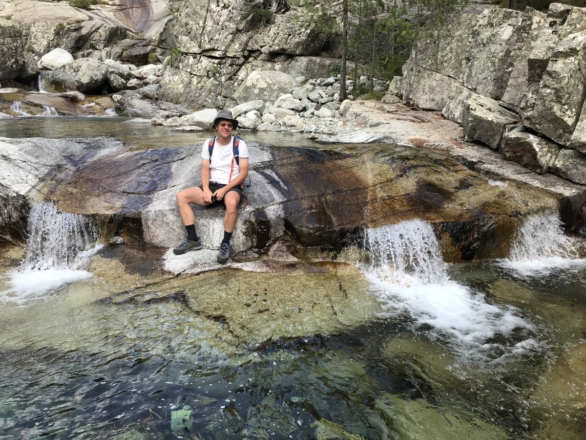 André entre des petites cascades du Manganello. Photo © Alex Medwedeff