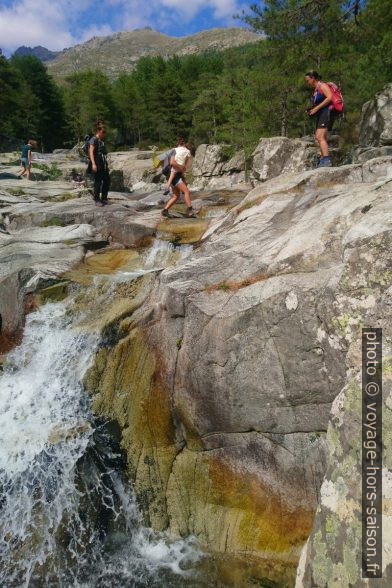 Randonneurs sur le cours d'eau du Manganello. Photo © André M. Winter