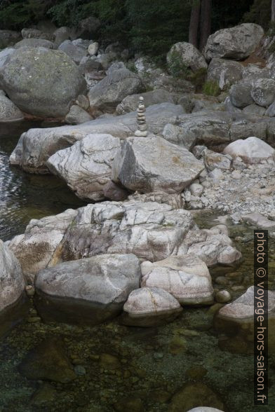 Cairn artistique près de la Passerelle de Tolla. Photo © Alex Medwedeff