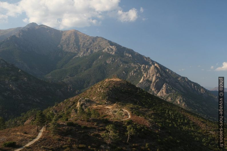 Redoute de Pasciola et le Massif du Monte Ritondu. Photo © Alex Medwedeff