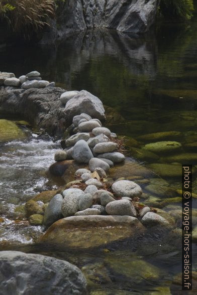 Digue de pierres sur l'Orbu. Photo © Alex Medwedeff