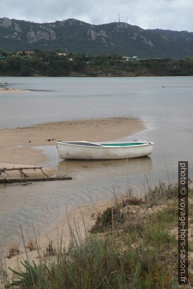 Barque dans l'estuaire de l'Osu ouest. Photo © Alex Medwedeff