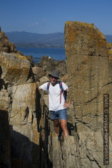André sur la côte rocheuse à l'est de la Punta di a Chiappa. Photo © Alex Medwedeff