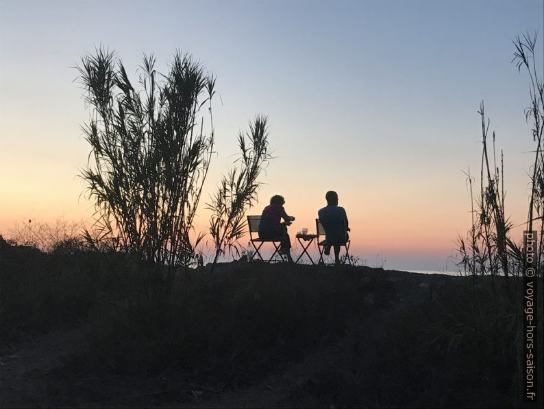 Un couple prend l'apéro au coucher du soleil. Photo © Alex Medwedeff