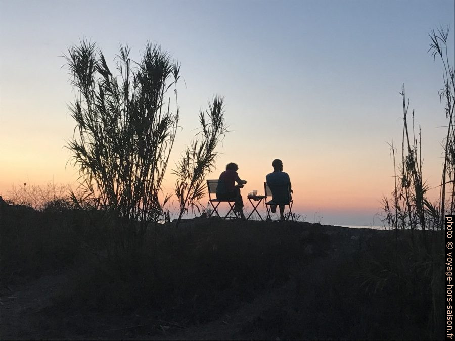 Un couple prend l'apéro au coucher du soleil. Photo © Alex Medwedeff
