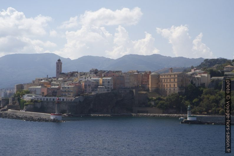 Vue du ferry sur Bastia. Photo © Alex Medwedeff