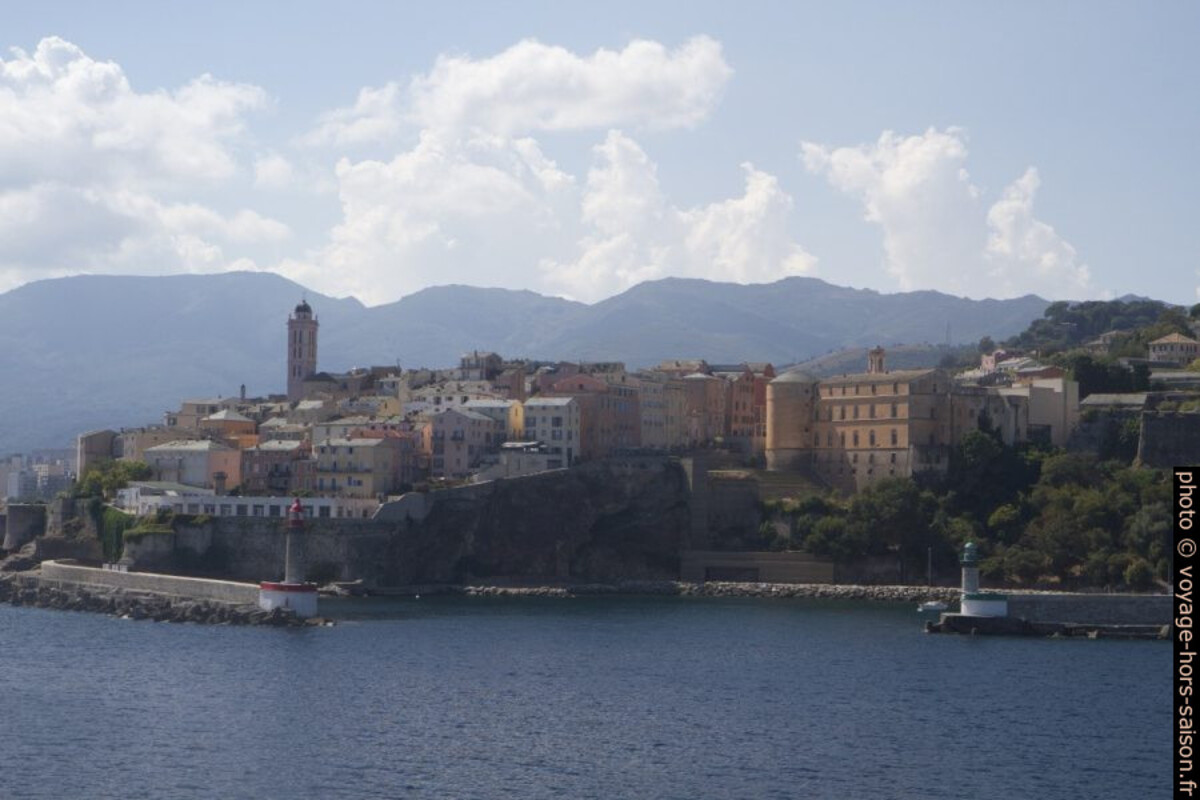 Vue du ferry sur Bastia. Photo © Alex Medwedeff