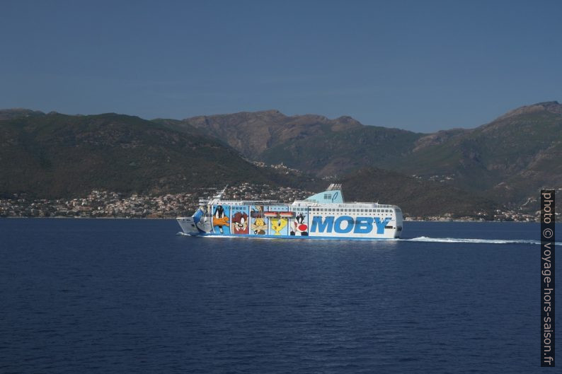 Le ferry Moby Wonder approche Bastia. Photo © Alex Medwedeff