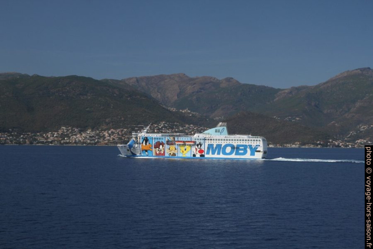 Le ferry Moby Wonder approche Bastia. Photo © Alex Medwedeff