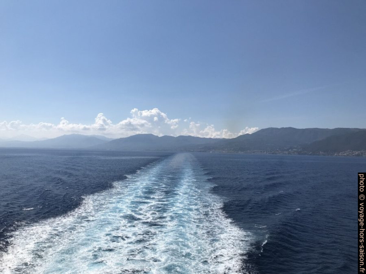 Vue retour du ferry sur la Corse. Photo © Alex Medwedeff