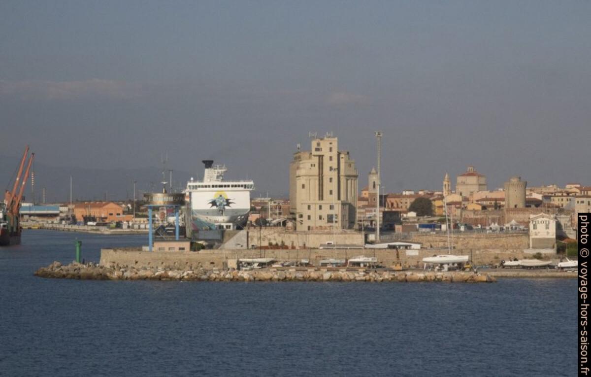 Silos du port de Livourne. Photo © André M. Winter