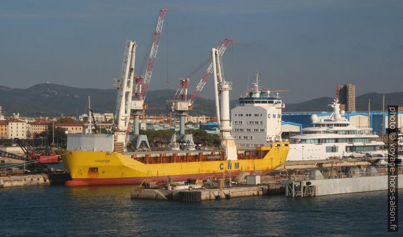 Cargo-grue lourd Tramper dans le port de Livourne. Photo © André M. Winter