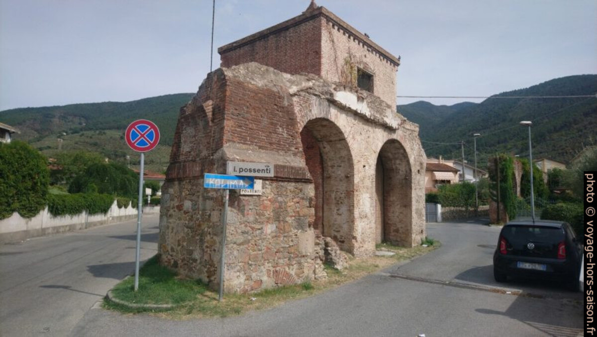 Chateau d'eau sur l'aqueduc médicéen. Photo © André M. Winter