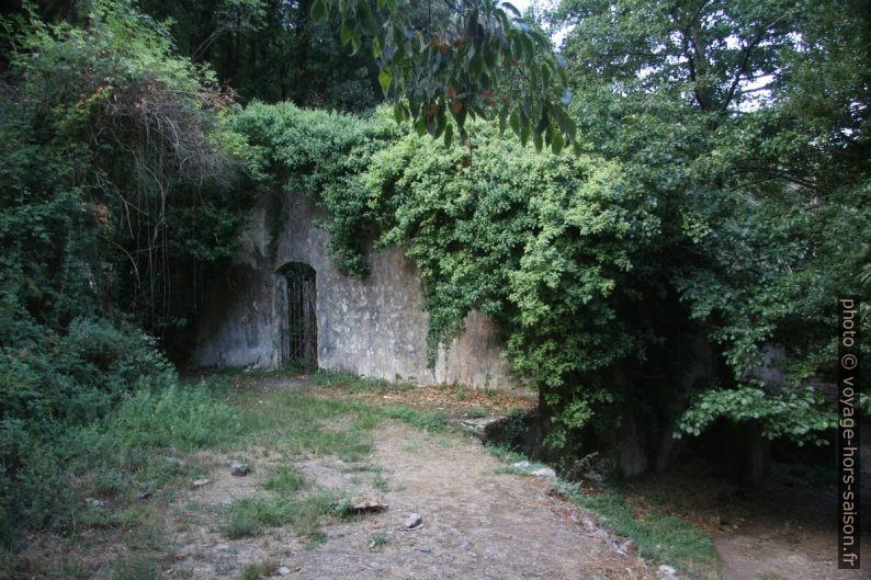 Ruines dans le Valle delle Fonti. Photo © André M. Winter