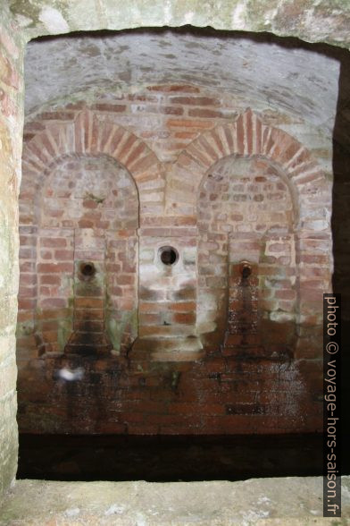 Ruines avec vannes manquantes. Photo © André M. Winter