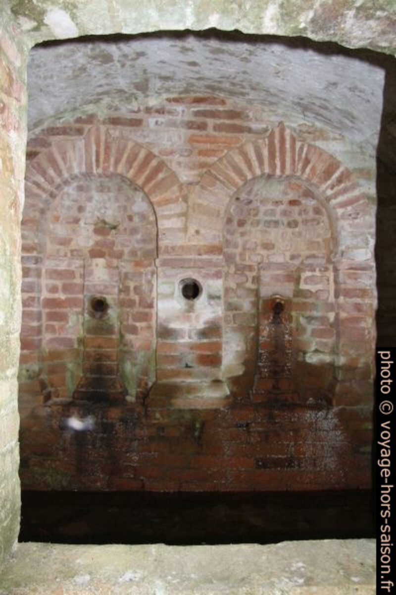 Ruines avec vannes manquantes. Photo © André M. Winter