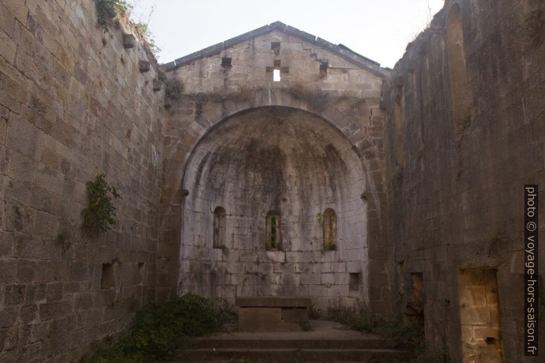 Nef sans toit de l'église de Mirteto. Photo © Alex Medwedeff