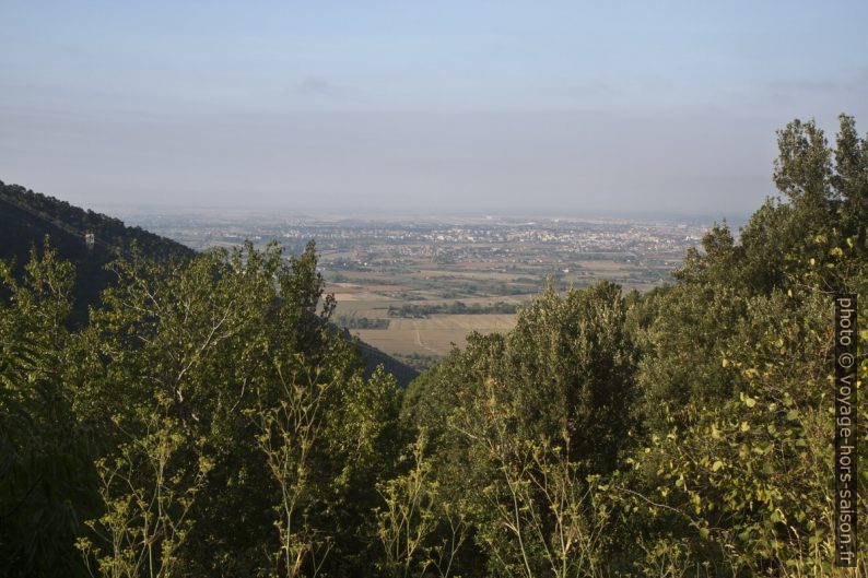 Vue vers la plaine pisane. Photo © Alex Medwedeff