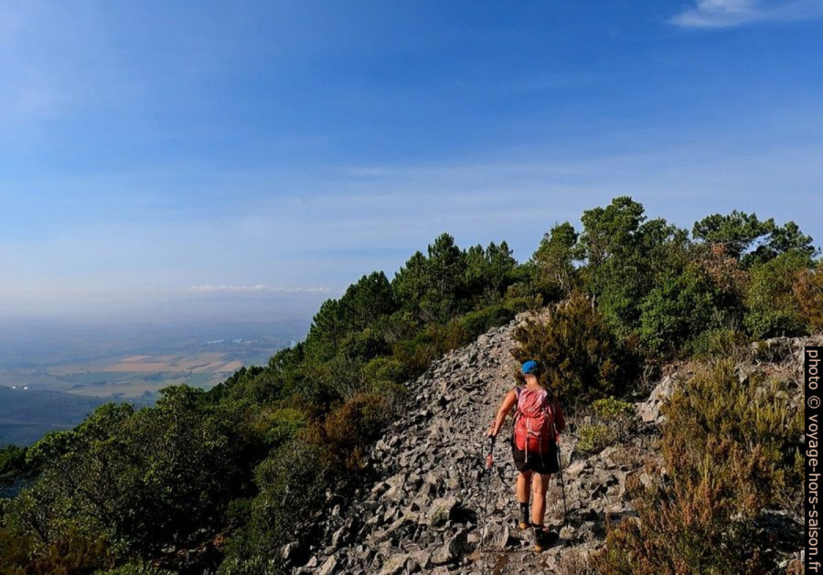 Alex sur la crête au sud-ouest du col Foce Pennecchio. Photo © André M. Winter
