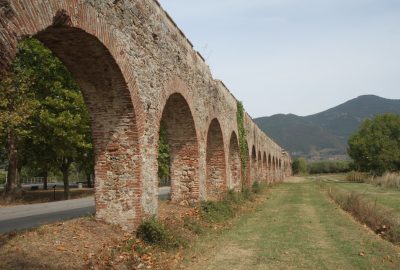 L'aqueduc médicéen de Pise. Photo © Alex Medwedeff