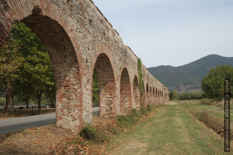 L'aqueduc médicéen de Pise. Photo © Alex Medwedeff