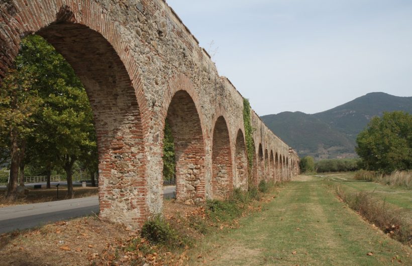 L'aqueduc médicéen de Pise. Photo © Alex Medwedeff