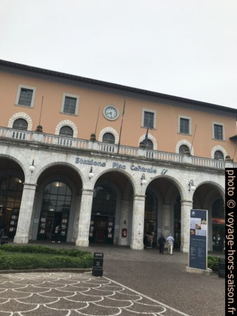 Stazione Pisa Centrale. Photo © Alex Medwedeff